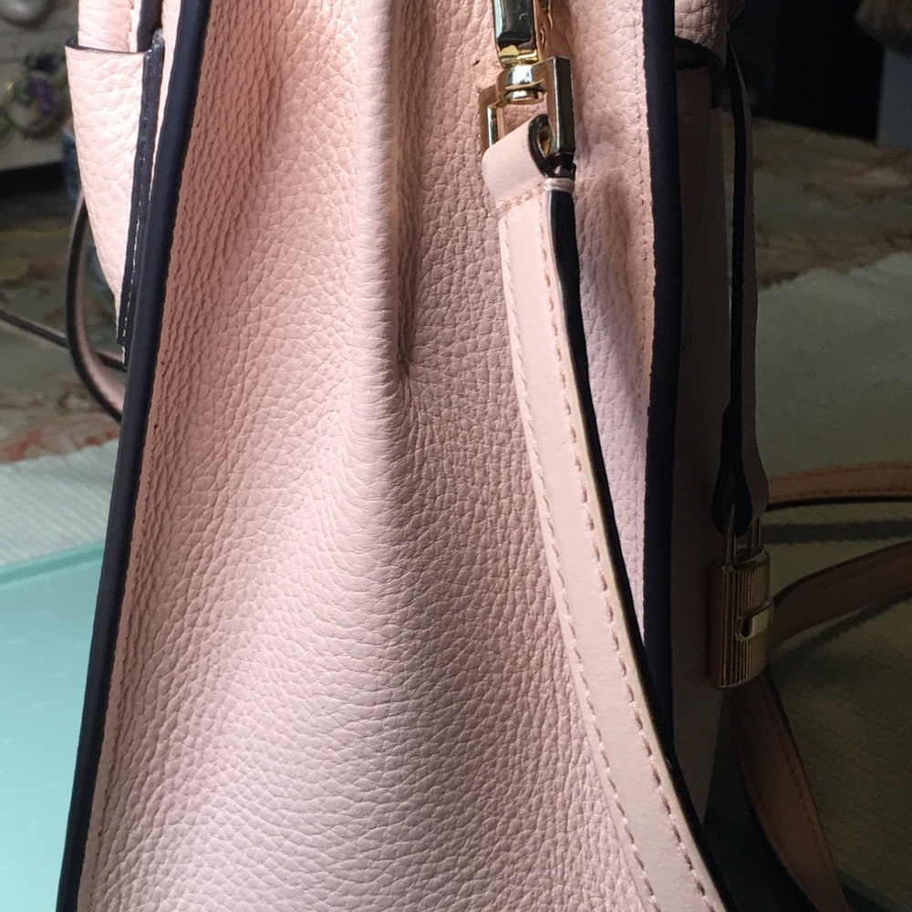 Elegant Pink Leather Handbag with Crossbody Strap - Picture 4 of 13